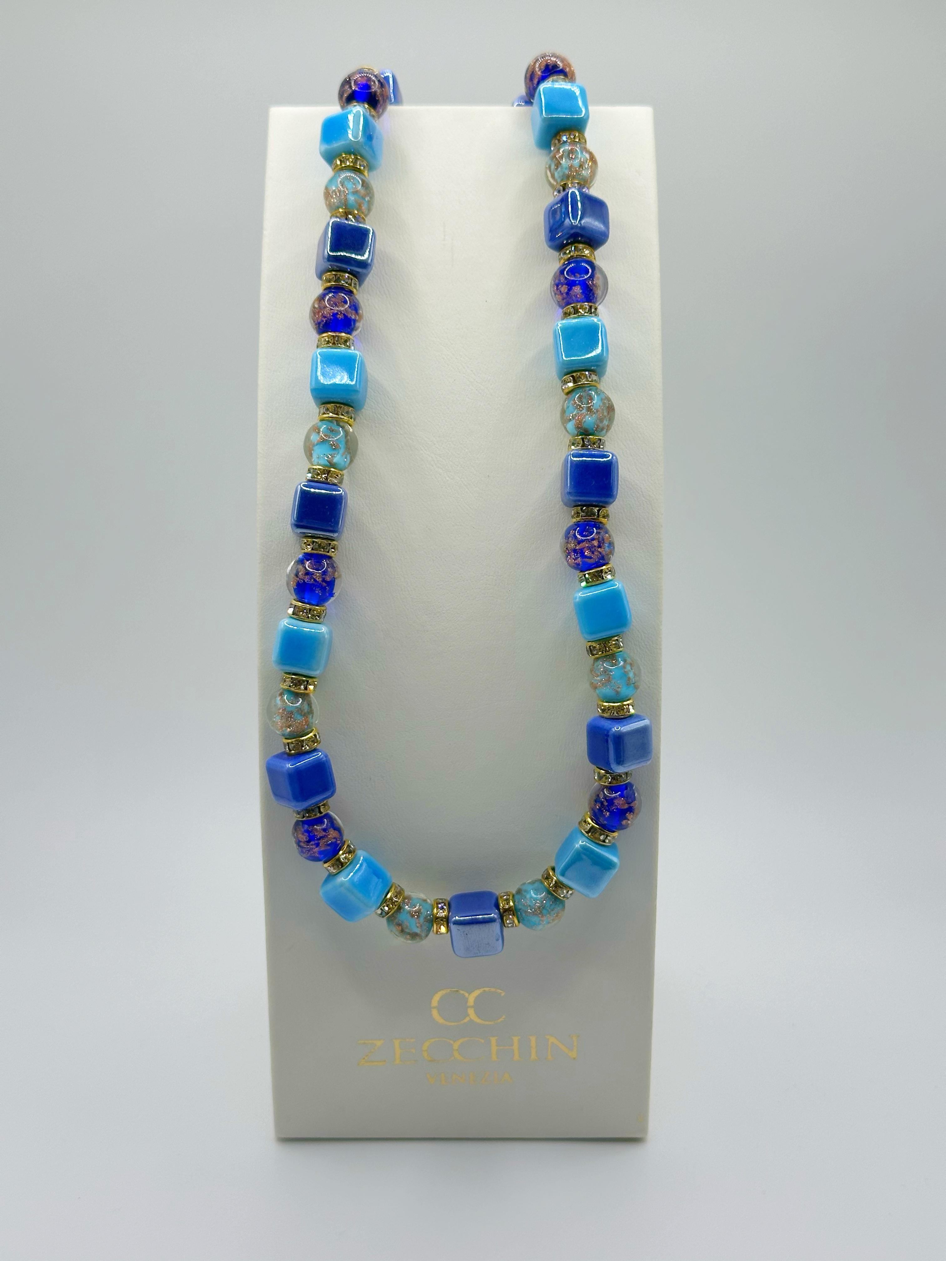 Collana Cubo con perle in vetro di Murano, ceramica e polvere d'oro, blu multicolore